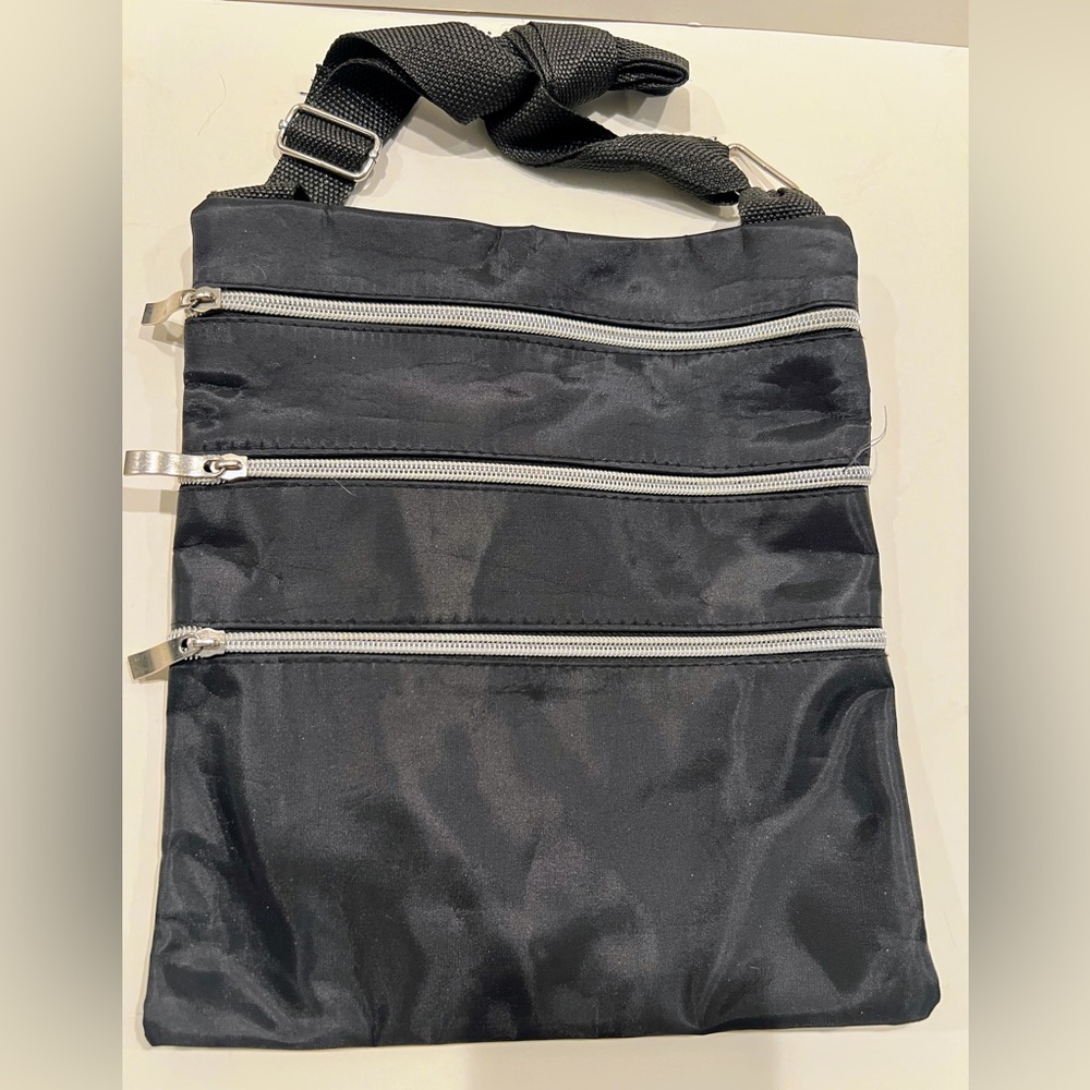 FANTASTIC NEW CROSS BODY BAG BLACK 4 Zipper Pockets!